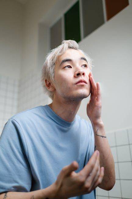 Ilustrasi pria yang sedang menggunakan produk skincare dengan kandungan Retinol (Pexels.com/Ron Lach)