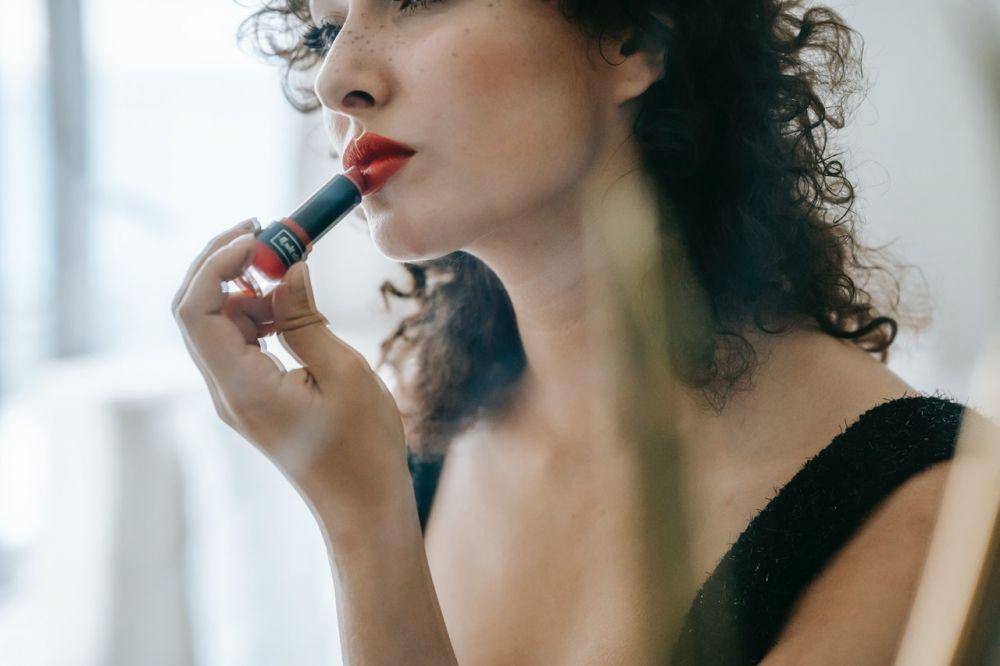 ilustrasi mengaplikasikan lipstick merah (pexels.com/Sam Lion)