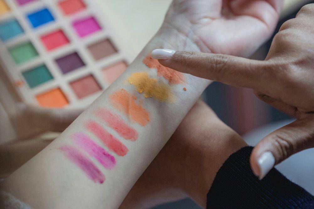 ilustrasi eye pallets warna terang (pexels.com/George Milton)