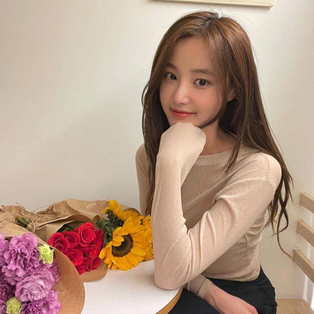 Yeonwoo  (instagram.com/chloelxxlxx)