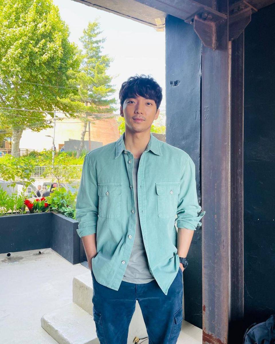Hwang Hee  (instagram.com/hwanghee1018)