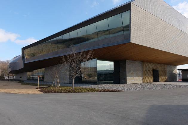 ilustrasi gedung Museum Upopoy (uu-hokkaido.com)