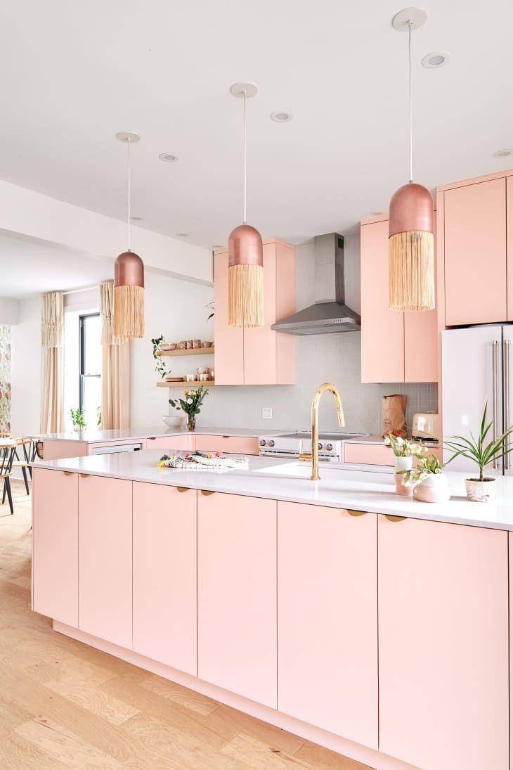 Contoh desain dapur berwarna pastel (Sylvie Li via apartmenttherapy.com)