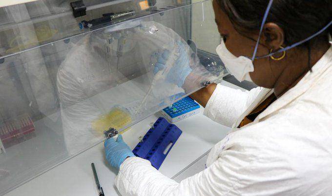 Petugas medis yang sedang melakukan pemeriksaan virus Ebola. (Twitter.com/WHO African Region)