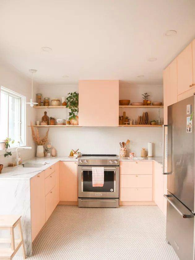 Contoh desain dapur berwarna pastel (Fleur Maison via hunker.com)