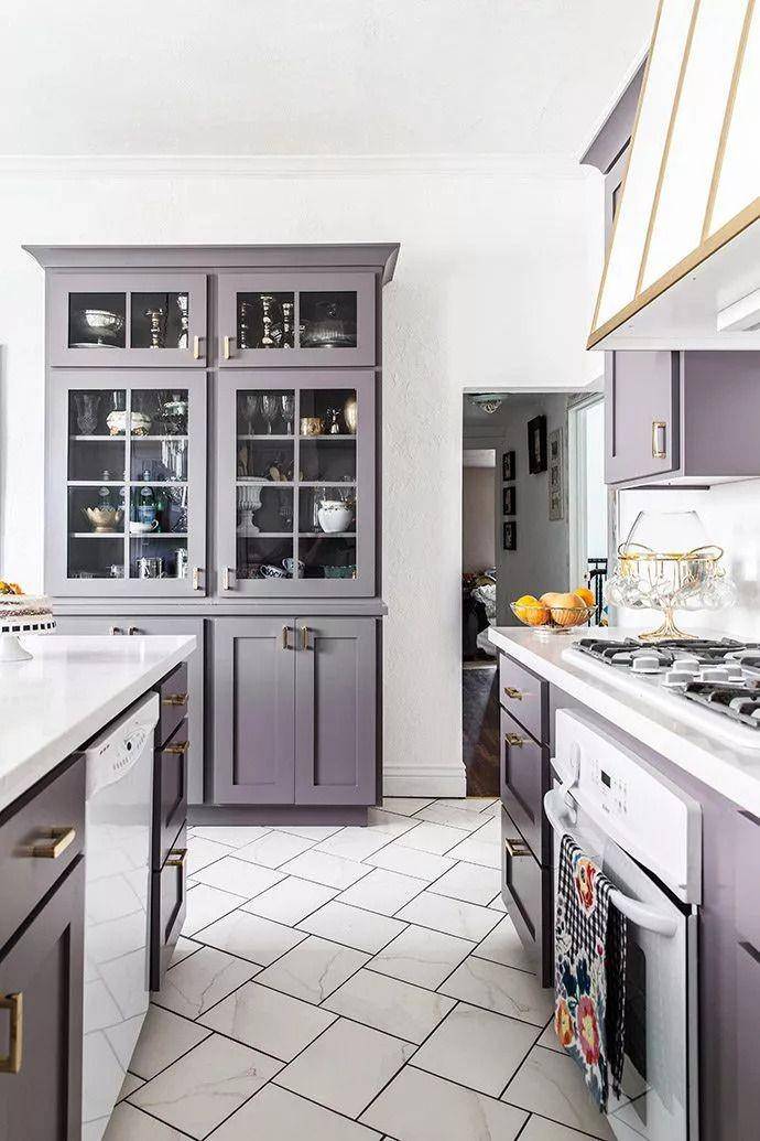 Contoh desain dapur berwarna pastel (The Glitter Guide via thespruce.com)