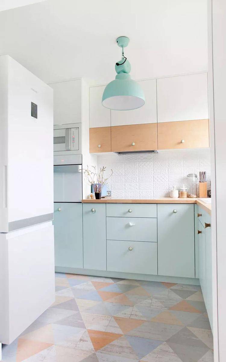 Contoh desain dapur berwarna pastel (Boho Studio via thespruce.com)