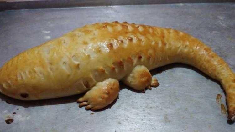 roti buaya buatan warganet (twitter.com/FFOODFESS)