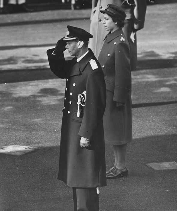 Ratu Elizabeth II dan Raja George VI (express.co.uk)