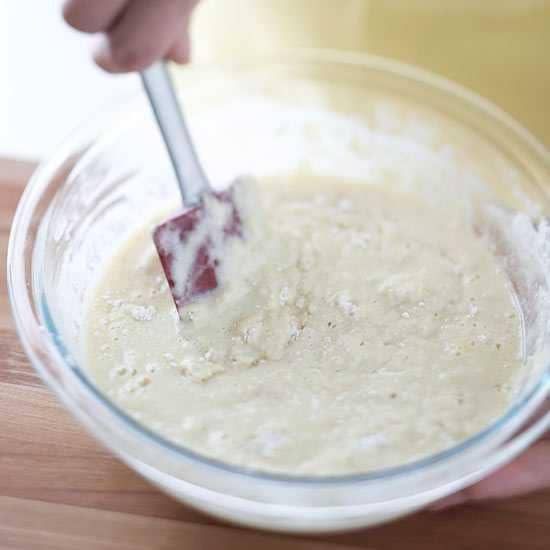 ilustrasi mengaduk adonan (bhg.com)