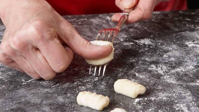 Bentuk adonan menggunakan sendok garpu (finecooking.com)
