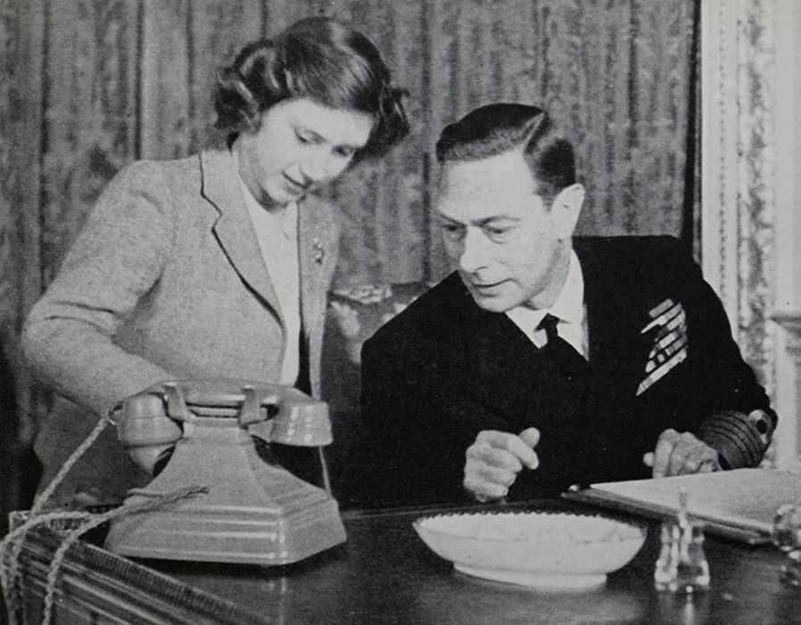 Ratu Elizabeth II dan Raja George VI (express.co.uk)