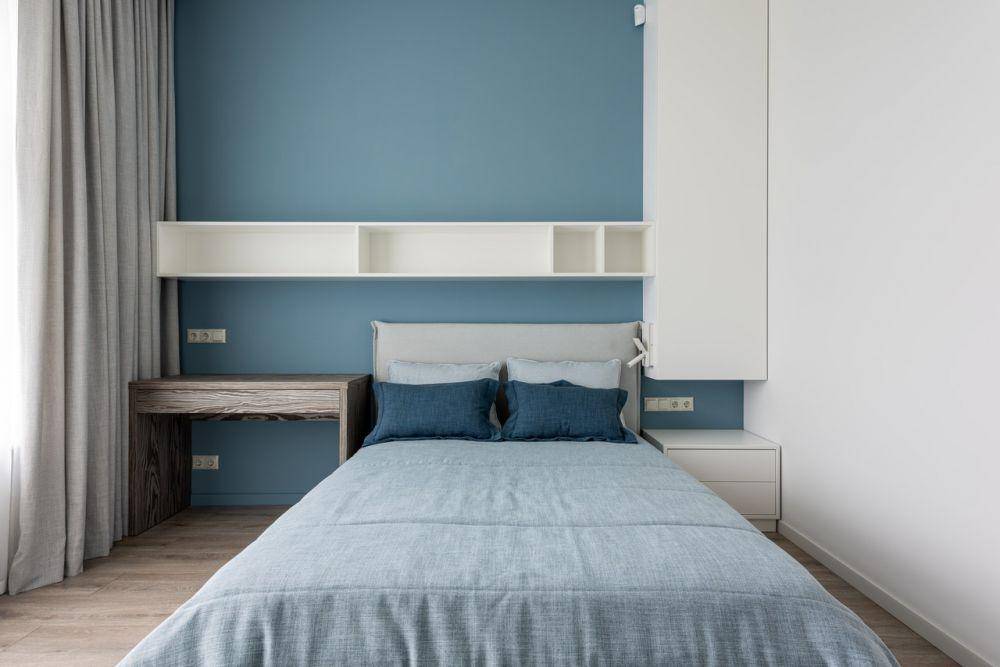 ilustrasi dinding kamar tidur berwarna biru (pexels.com/Max Vakhtbovych)