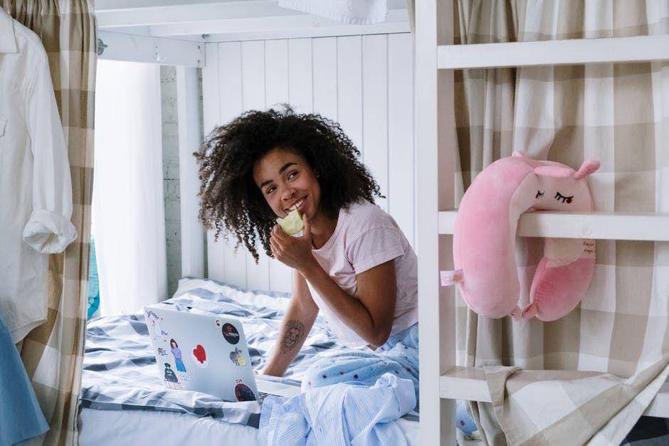ilustrasi kamar kos (pexels.com/cottonbro)