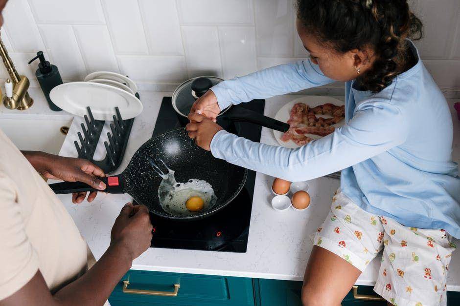 Ilustrasi belajar memasak (pexels.com/cottonbro)