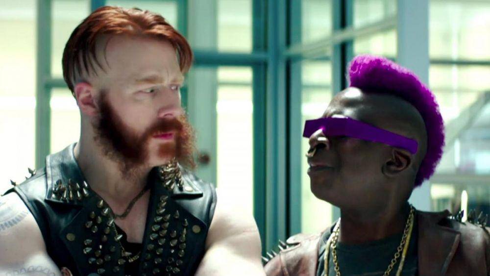 Sheamus di kiri. wwe.com