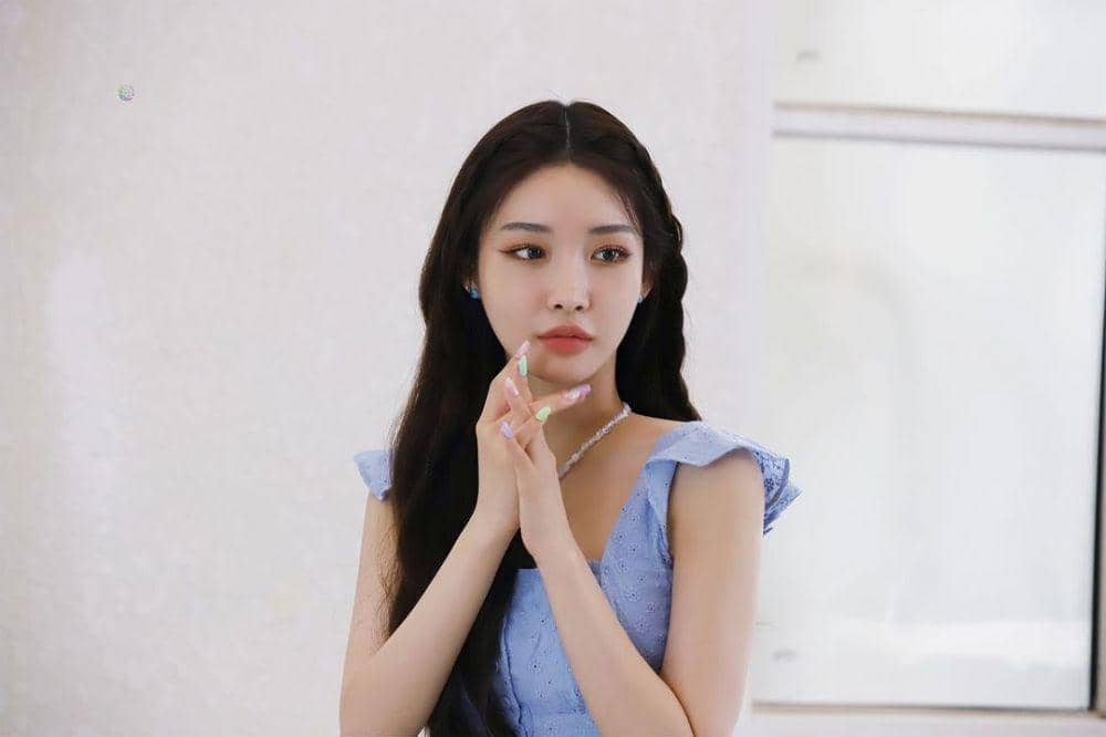 Chungha (instagram.com/chungha_official)