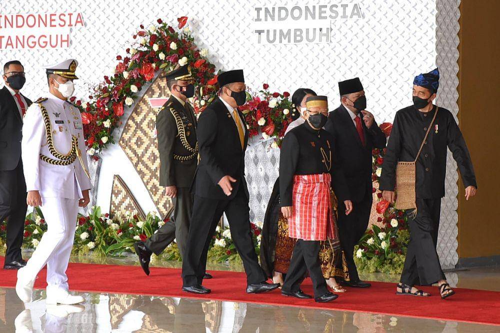 Presiden Joko Widodo (kanan) didampingi Wakil Presiden Ma'ruf Amin (ketiga kanan) dan pimpinan MPR, DPR serta DPD berjalan menuju ruang sidang Gedung Nusantara saat menghadiri Sidang Tahunan MPR Tahun 2021 di Kompleks Parlemen, Senayan, Jakarta, Senin (16/8/2021). ANTARA FOTO/HO/Biro Pemberitaan Parlemen.