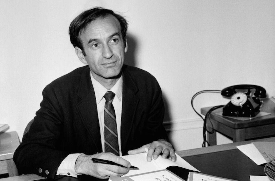 Elie Wiesel di Paris setelah dianugerahi penghargaan Medicis sastra Prancis untuk novelnya "Le Mendiant de Jerusalem," 1968. (jta.org/AFP) )
