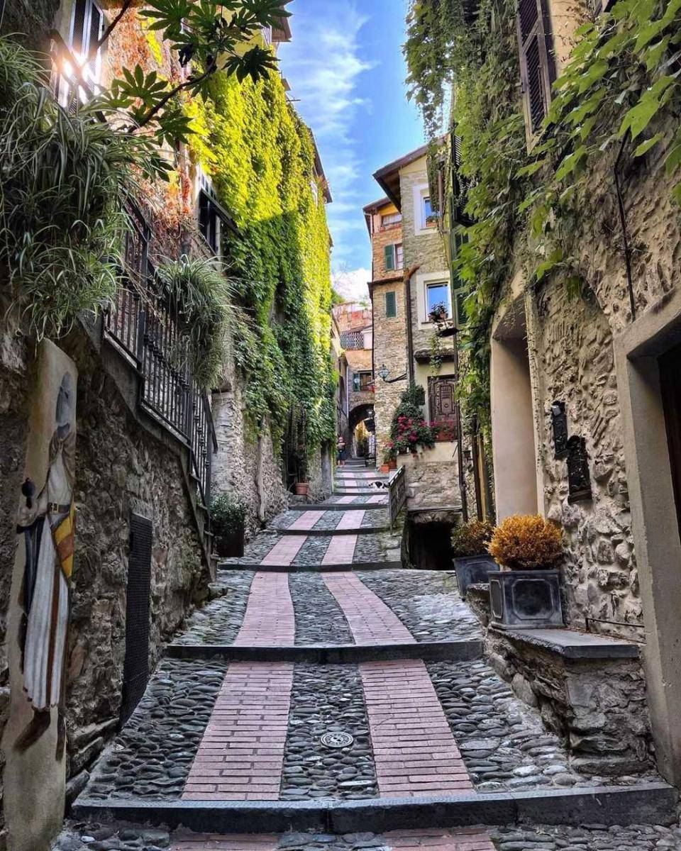 jalanan di desa Dolceacqua (instagram.com/balinesegirl)