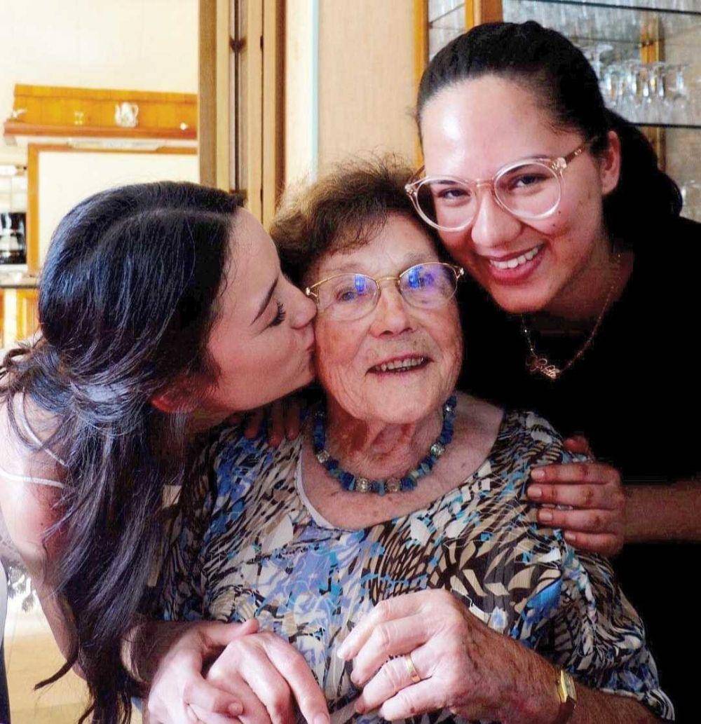 Julie Estelle dengan neneknya (instagram.com/julstelle)