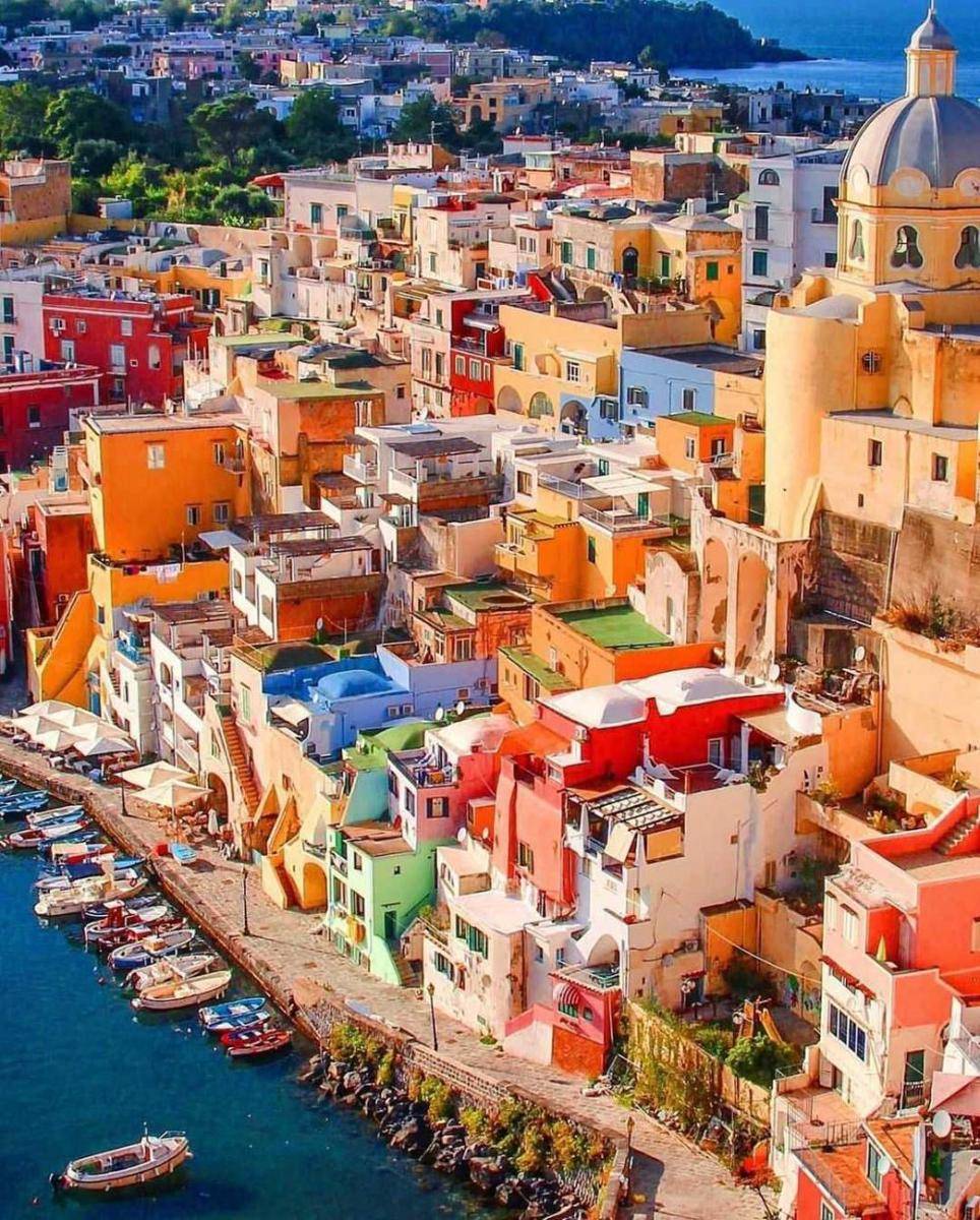 Desa Procida (instagram.com/incredible_europe)