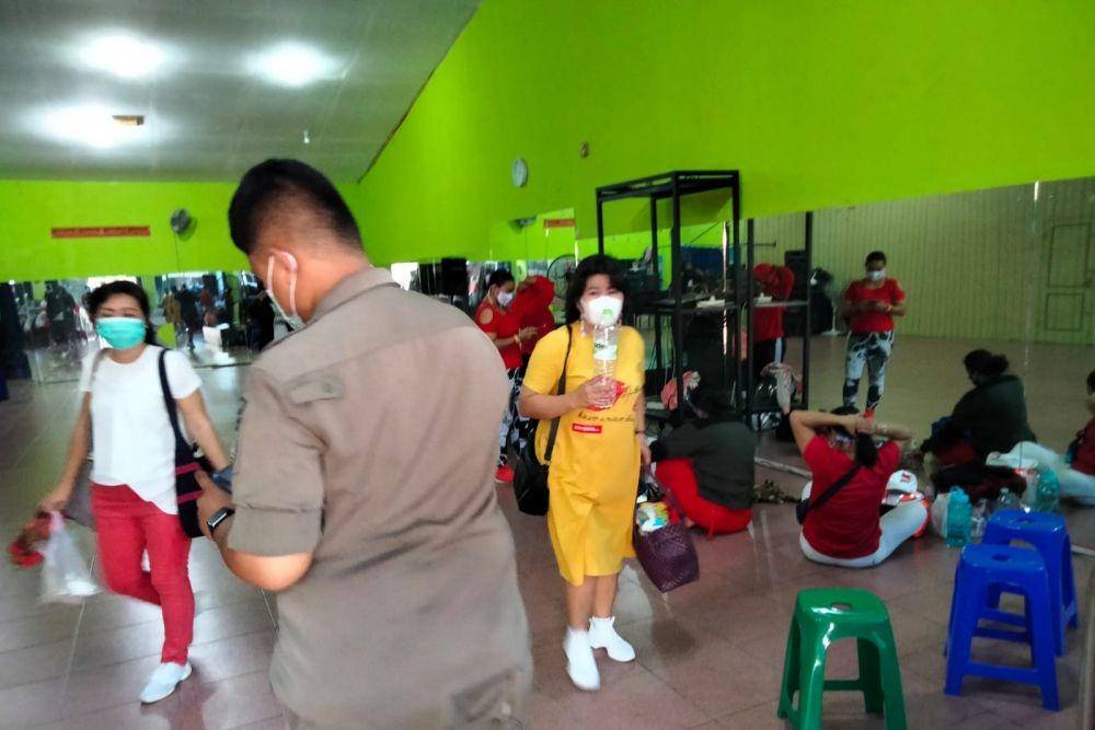 Anggoat Satpol PP Kota Depok membubarkan warga di sanggar senam Kelurahan Pondok Jaya, Kecamatan Cipayung, Kota Depok. (Istimewa)