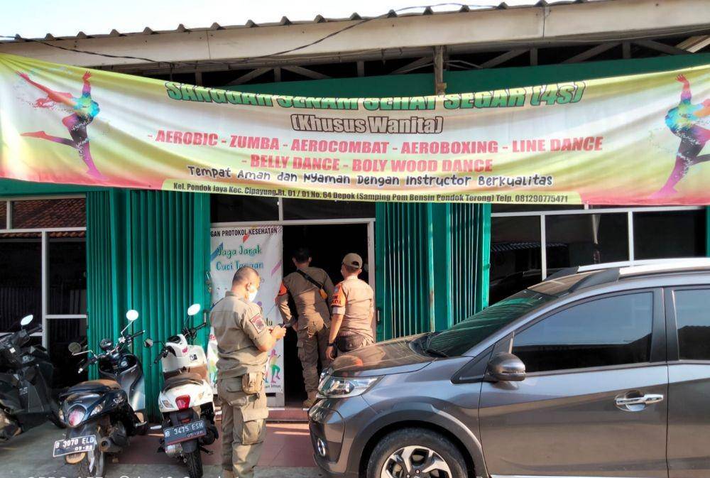 Satpol PP Kota Depok melakukan penertiban di salah satu sanggar senam di wilayah Kelurahan Pondok Jaya, Kecamatan Cipayung, Kota Depok. (Istimewa)