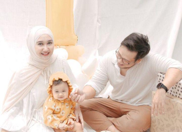 9 Momen Haru Dian Pelangi Rayakan Ultah Pertama Buah Hati Tercinta