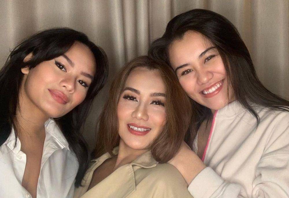 Reza Artamevia bersama kedua putrinya (instagram.com/rezaartameviaofficial)