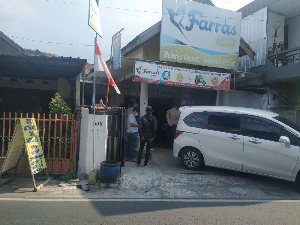 Tampak polisi masih berjaga di sekitar rumah terduga teroris yang digeledah Densus 88. IDN Times/Alfi Ramadana