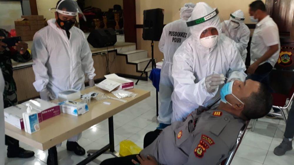 Ratusan Personel Polres Buleleng Tes Swab, 4 Orang Positif COVID-19