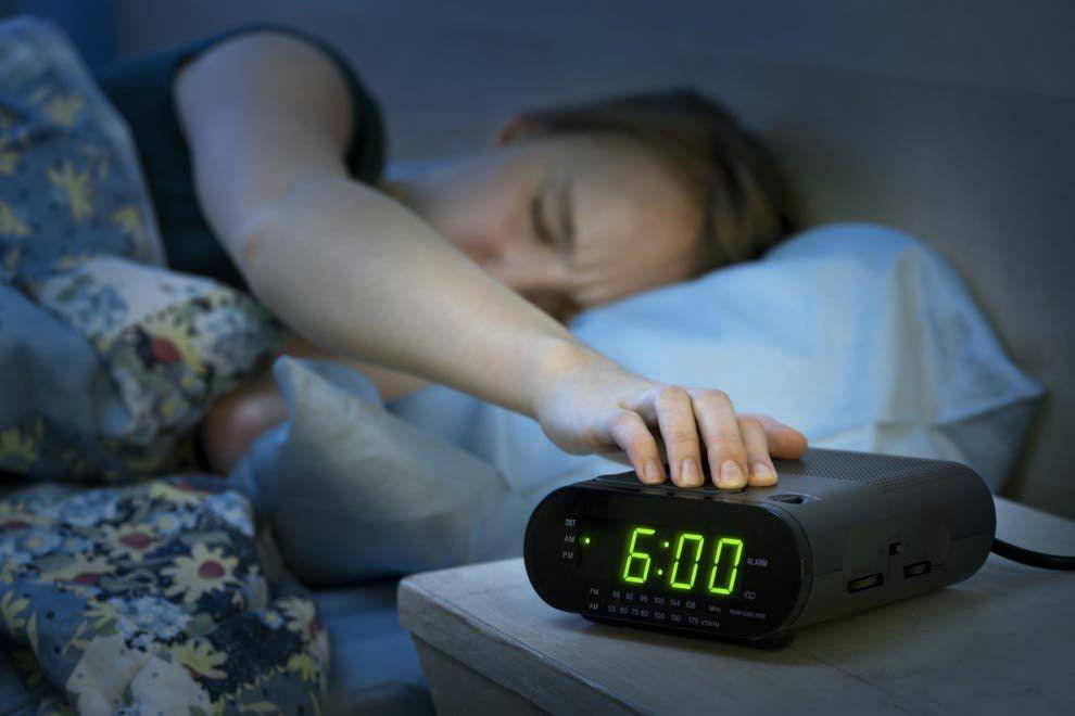 ilustrasi menekan tombol snooze (independent.co.uk)