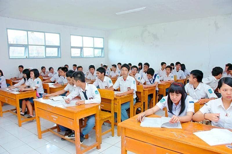 Ilustrasi suasana ruangan kelas di SMA (inikpop.com)