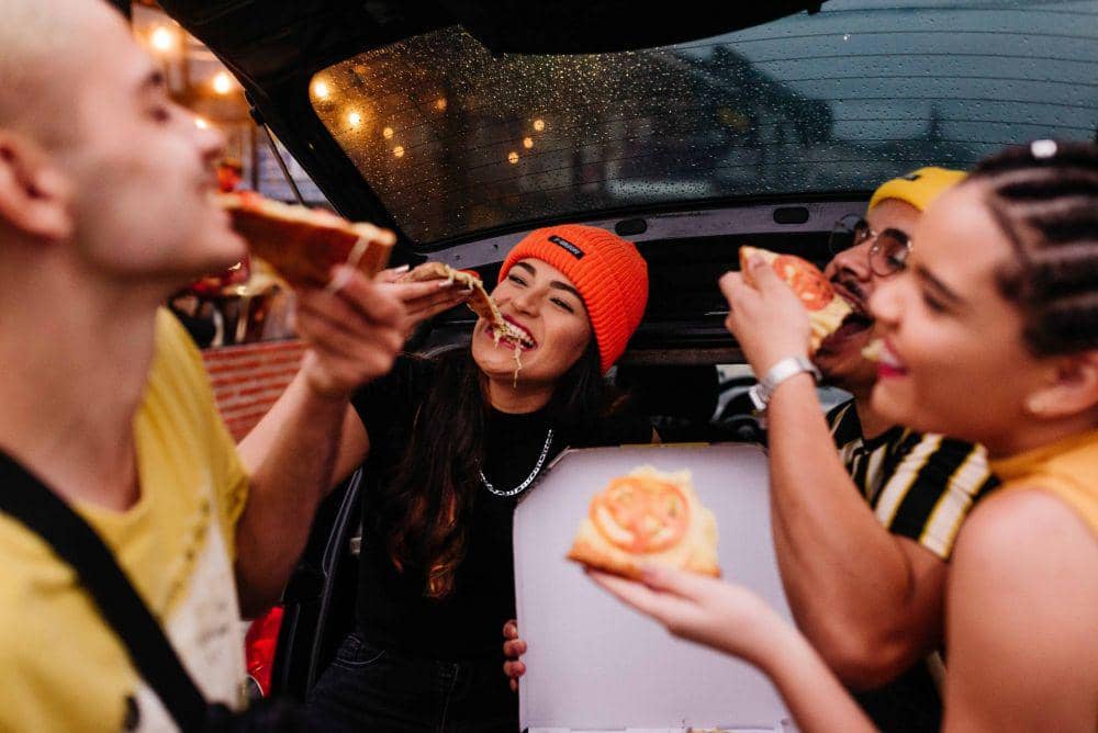 ilustrasi pesta junkfood bersama teman (pexels.com/Mariana Silvestre)