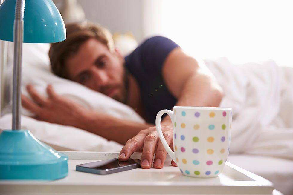 ilustrasi mengecek ponsel setelah bangun tidur (literock969.com/monkeybusinessimages)
