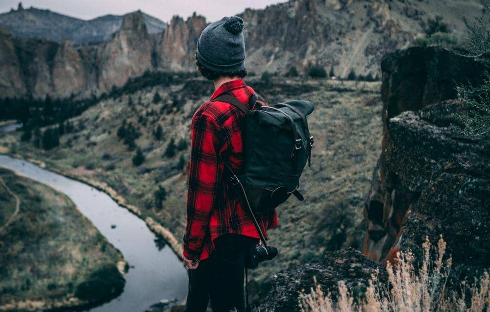 Ilustrasi outfit merah (unsplash.com/Ruben Mishchuk)