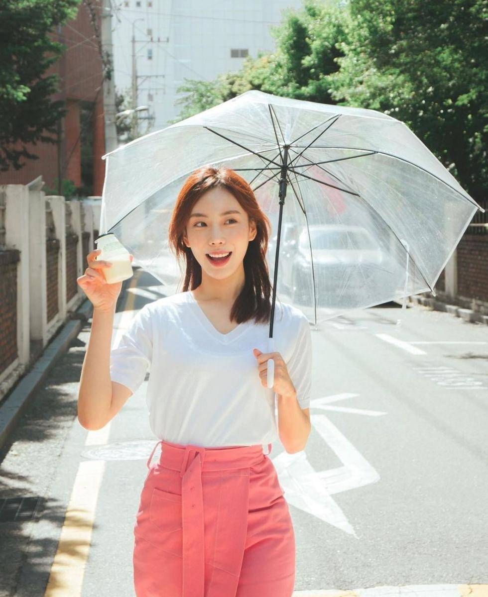 Jini Hyeon (instagram.com/jinihyeon_)