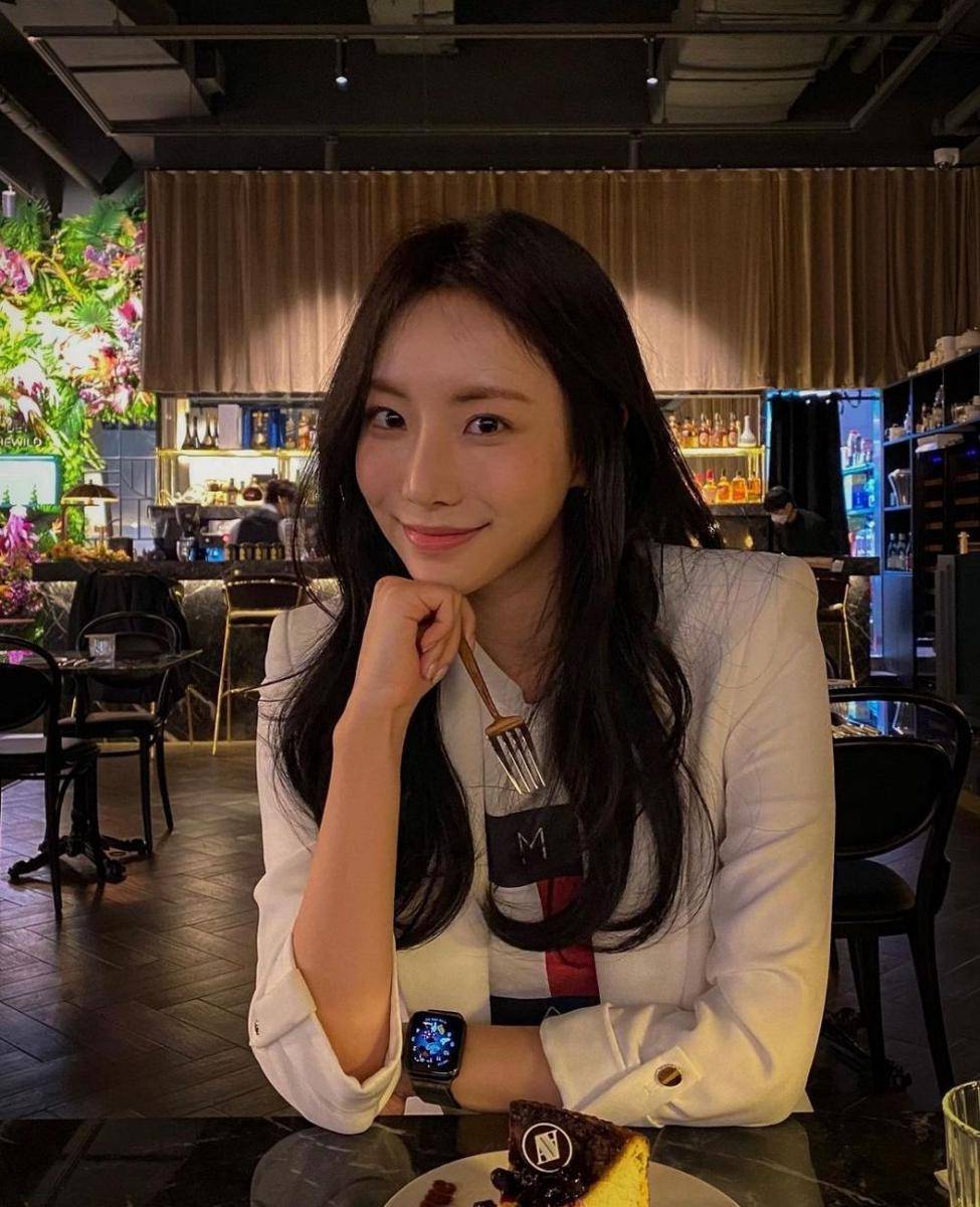 Jini Hyeon (instagram.com/jinihyeon_)