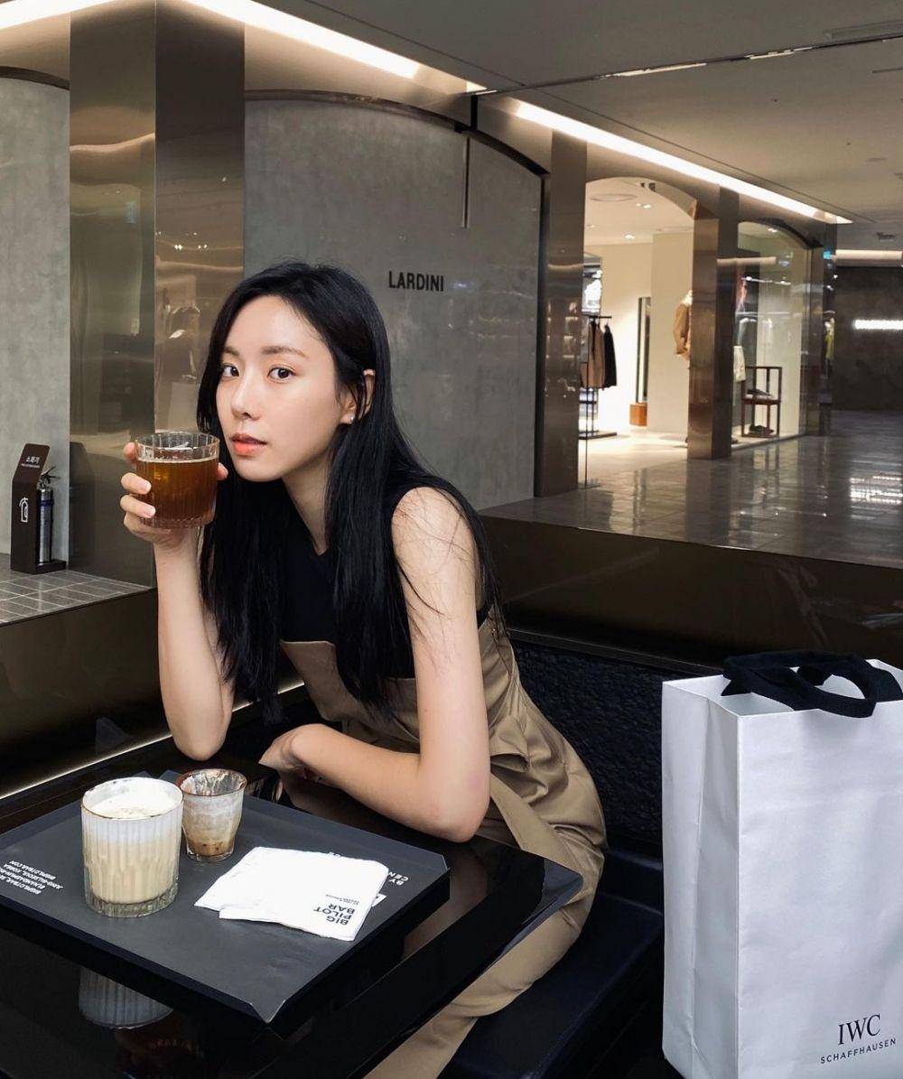 Jini Hyeon (instagram.com/jinihyeon_)