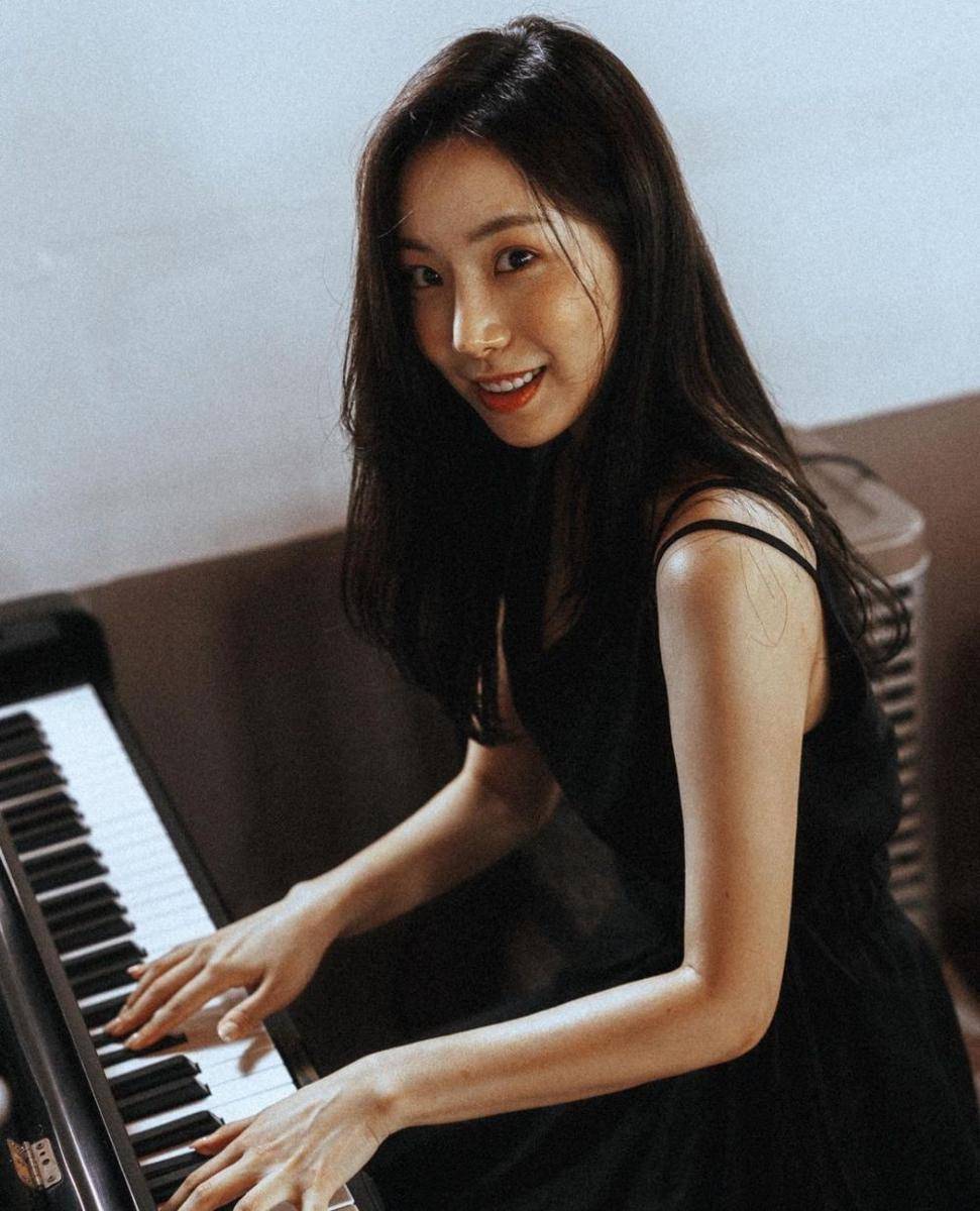 Jini Hyeon (instagram.com/jinihyeon_)