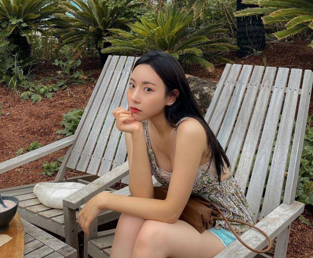Jini Hyeon (instagram.com/jinihyeon_)