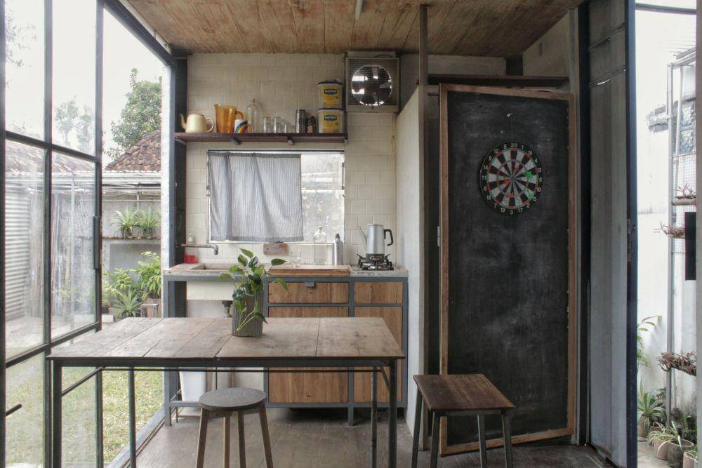 Dapur, ruang makan dan bilik shower minimalis (dok. pribadi/Suryagama Harinthabima)