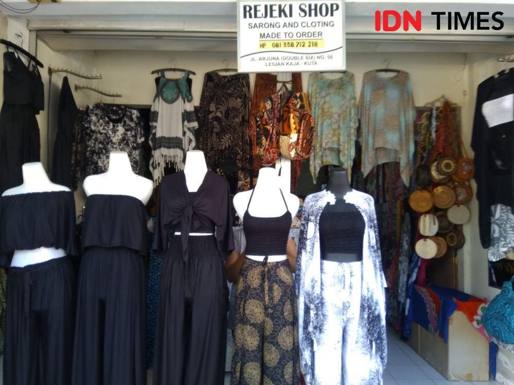 Sering Tanpa Pembeli, Pemilik Toko di Legian Pilih Tak Pernah Tutup