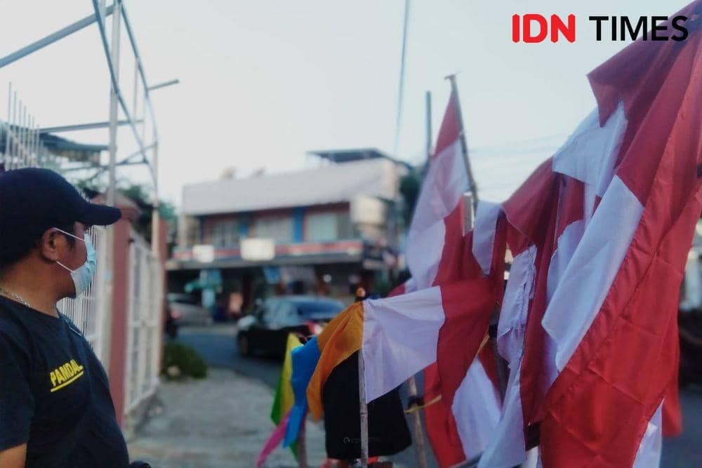 Penjual bendera Merah Putih keliling membawa dagangan bendera untuk menyambut peringatan Hari Kemerdekaan Indonesia.