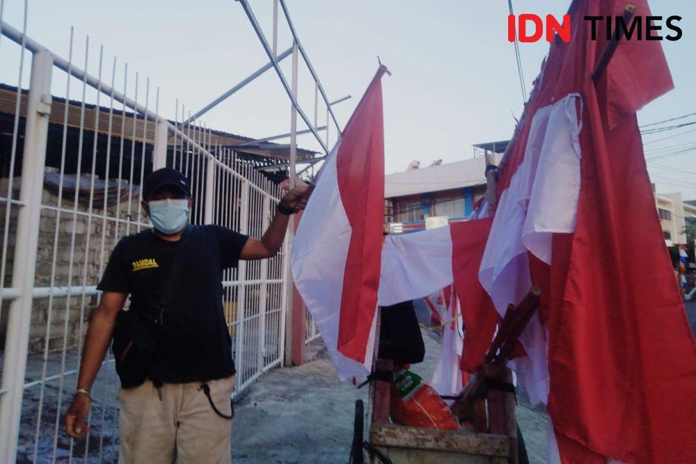 Cerita Pegawai Honorer Jualan Bendera Merah Putih Jelang HUT ke-76 RI