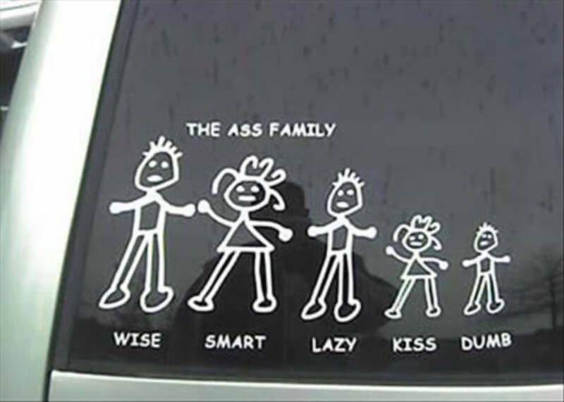 Stiker Keluarga di Kaca Belakang Mobil Ngakak (pinterest.com/niccraw)