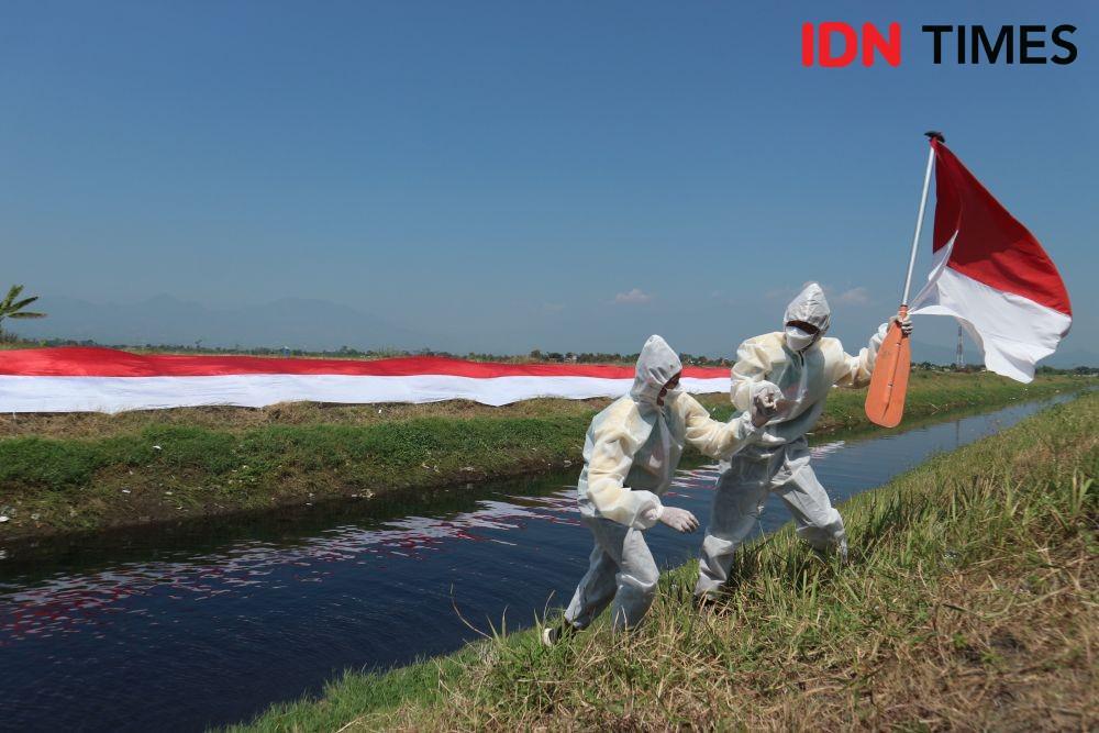HUT RI 2021, 76 Meter Merah Putih Terbentang di Sungai Cikijing