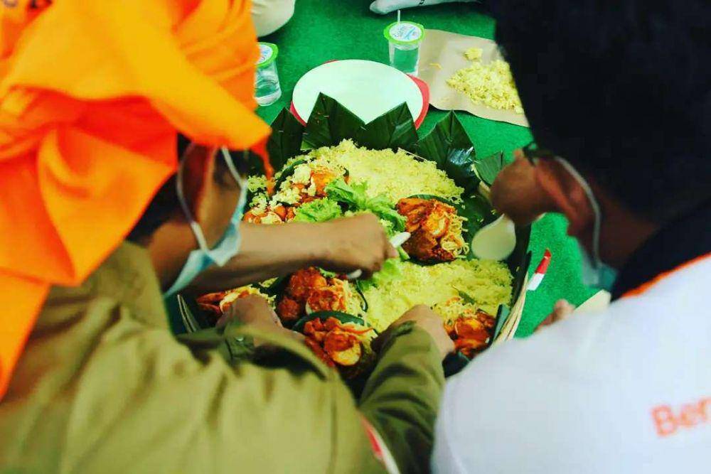 ilustrasi menikmati nasi tumpeng bersama-sama (instagram.com/brotherhud_bali)