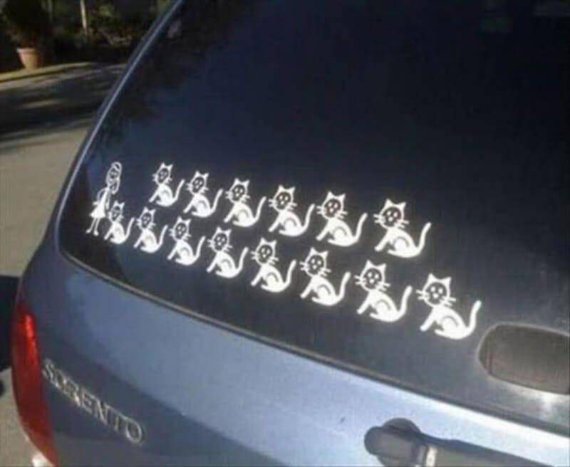 Stiker Keluarga di Kaca Belakang Mobil Ngakak (mom.com)